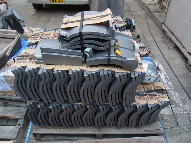 長久手市で桟葺き工法による瓦屋根の葺き替え工事、瓦の設置と施工後の仕上がり